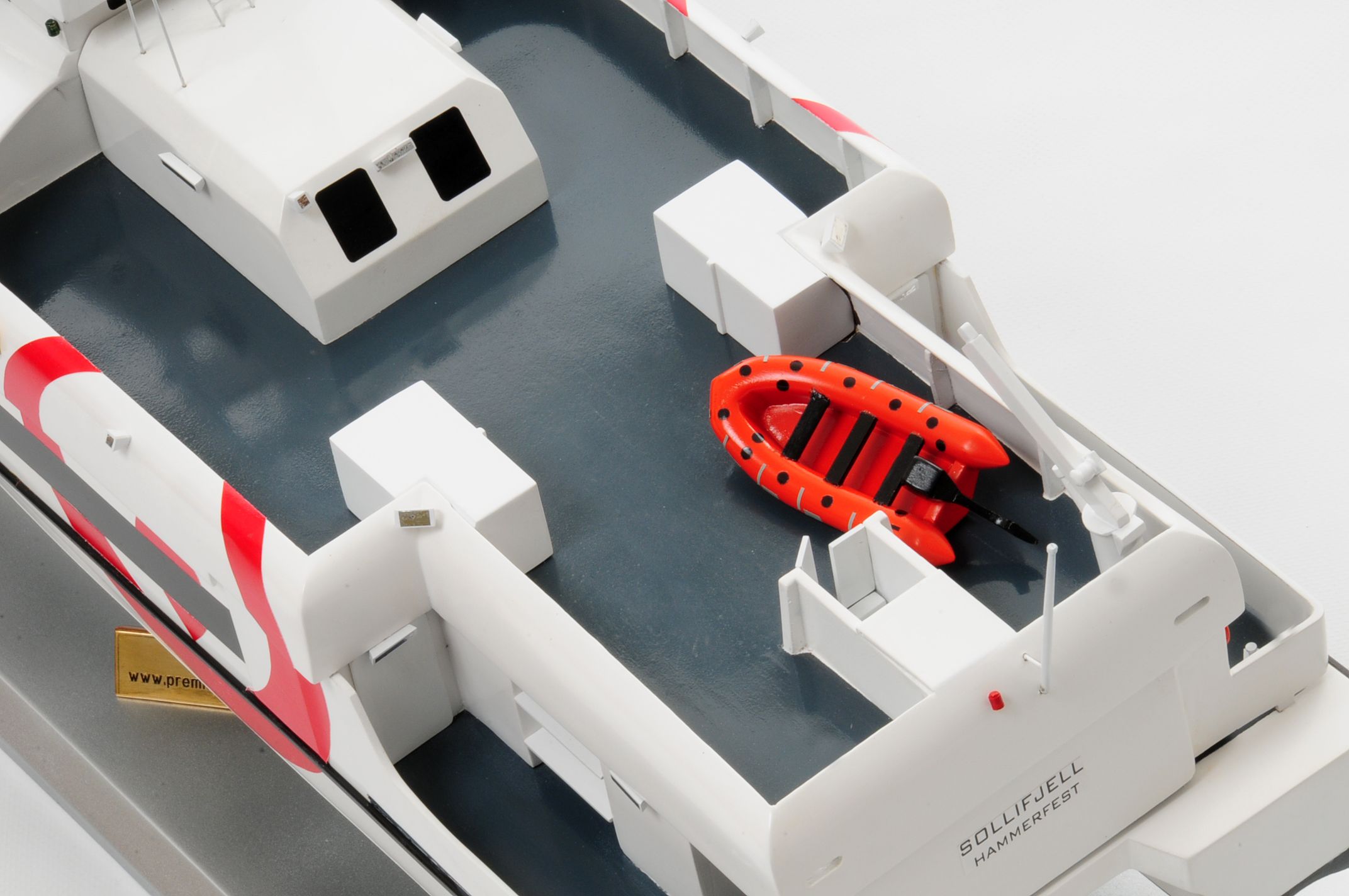 1246-6000-Veolia-Model-yacht