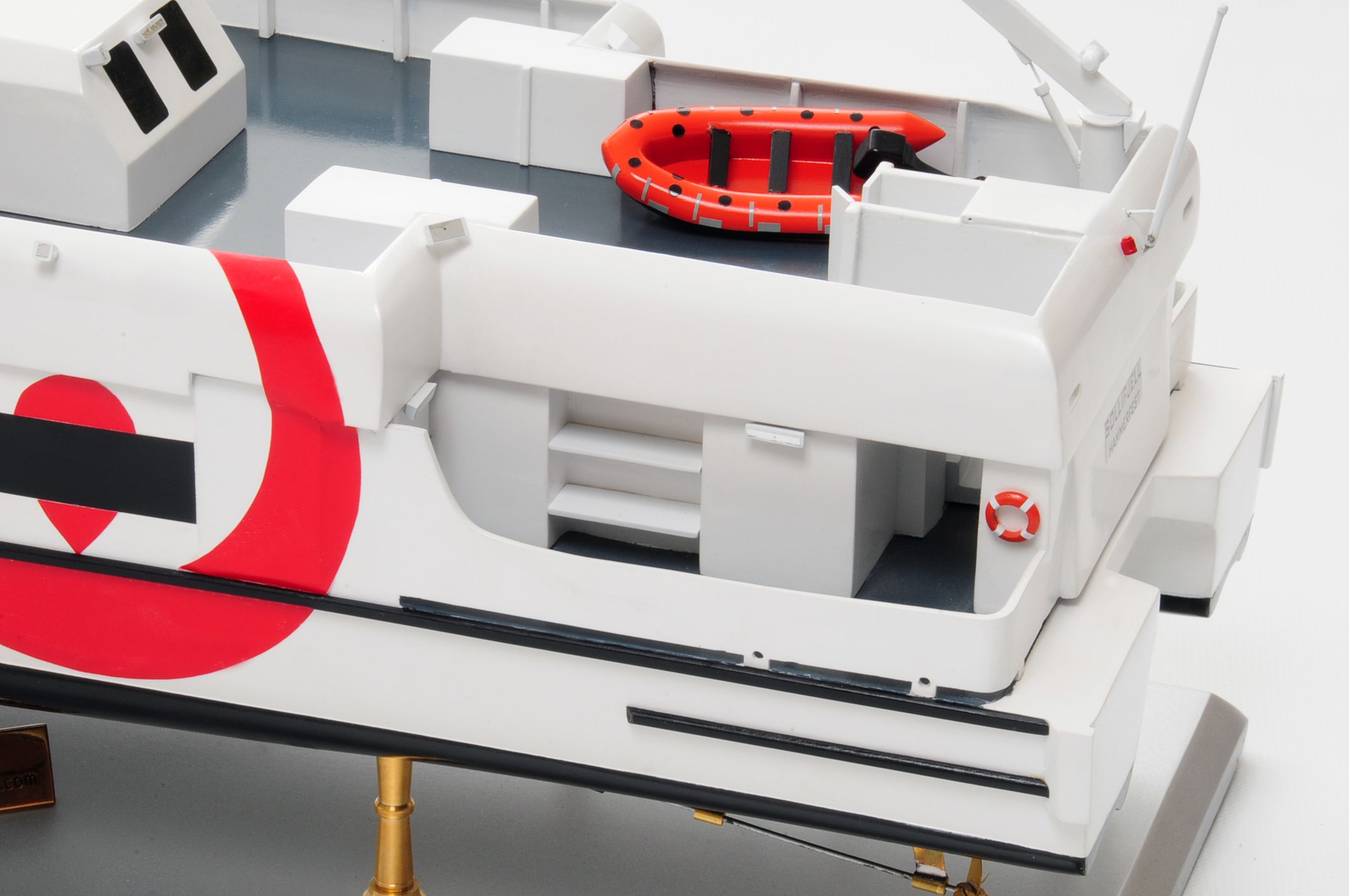 1246-6005-Veolia-Model-yacht