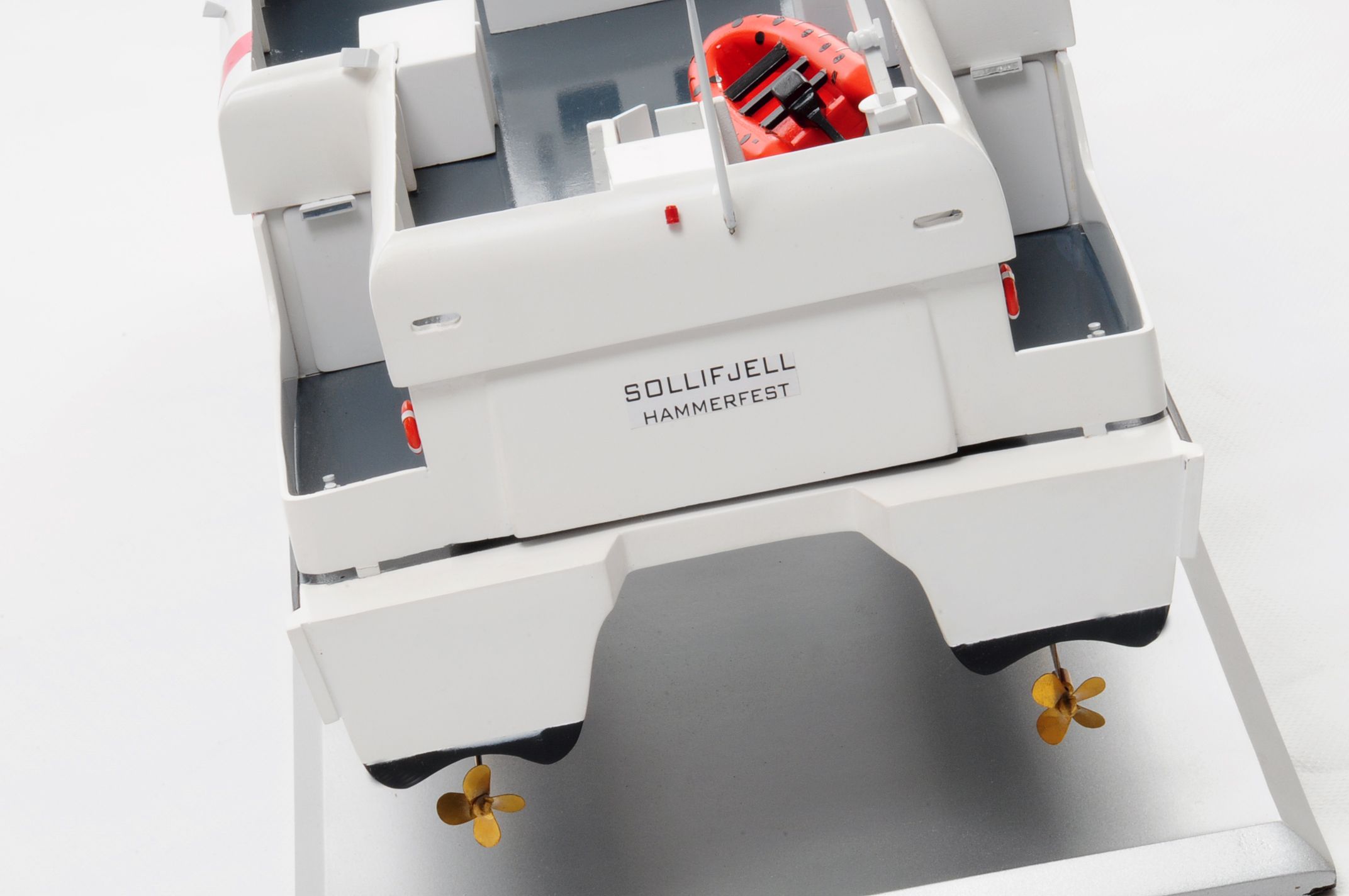 1246-6008-Veolia-Model-yacht