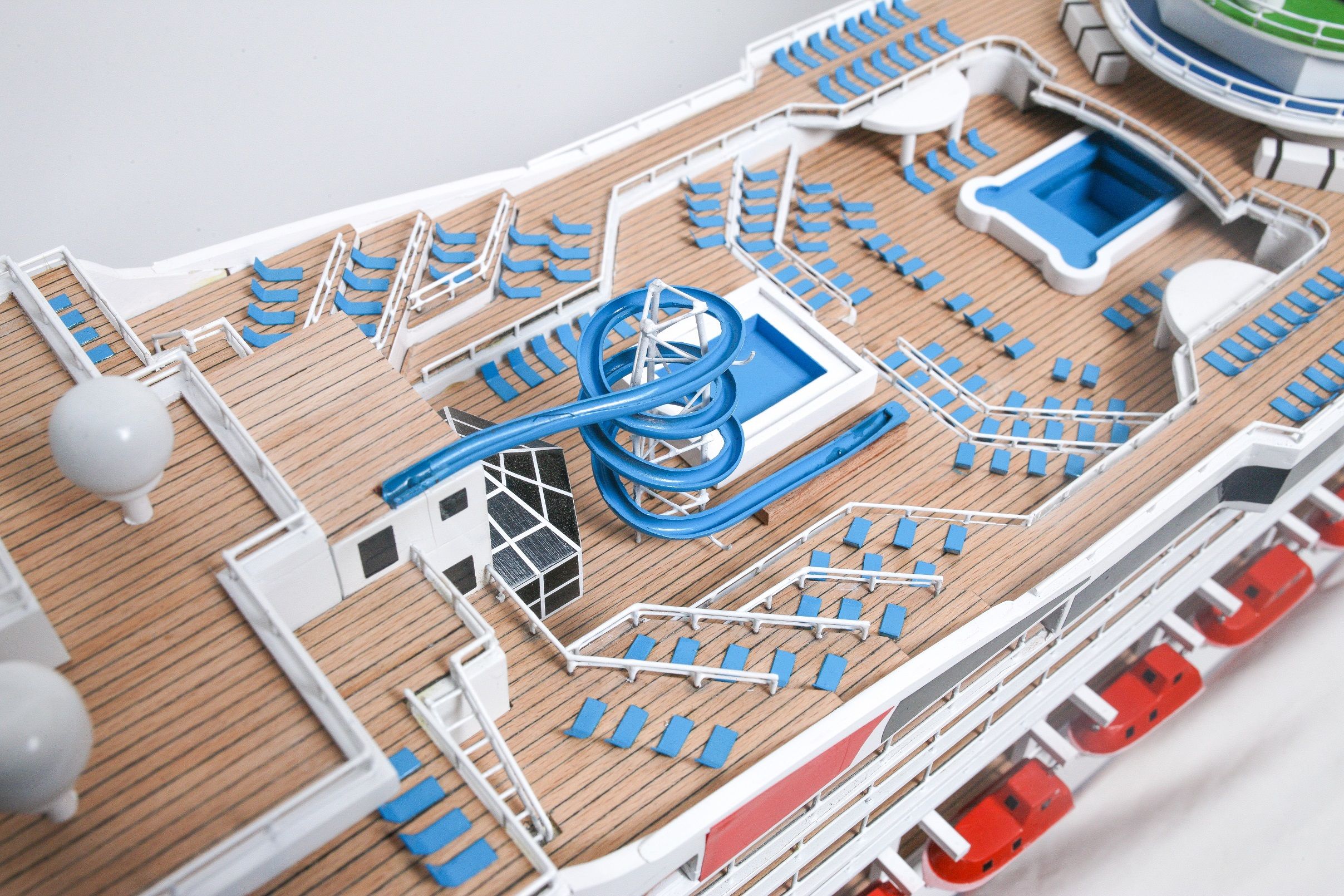 1526-9150-Carnival-Freedom-Cruise-Vessel-Model-Boat