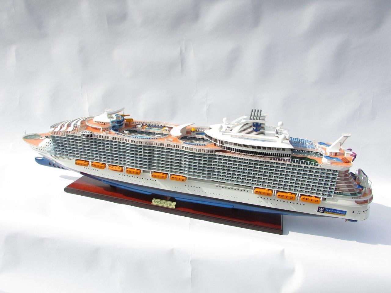 1784-10034-Harmony-of-the-Seas-Model-Ship