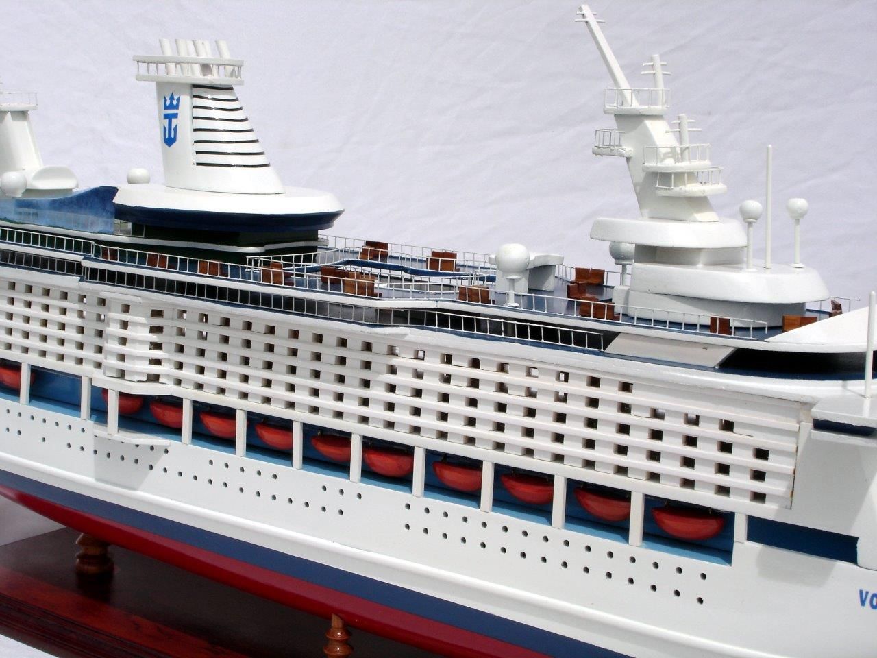1998-11759-Voyager-of-the-seas-model-boat