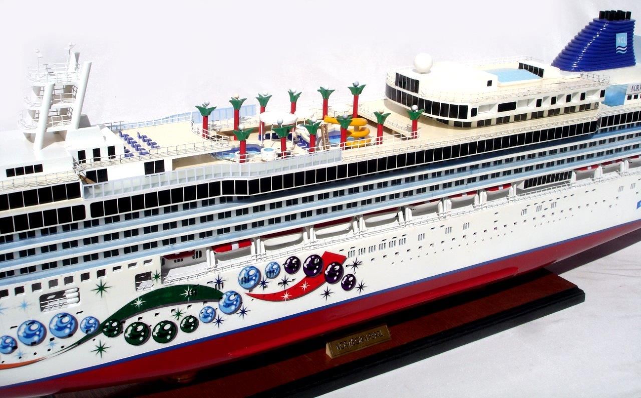 2083-12361-Norwegian-Pearl-Model-Ship