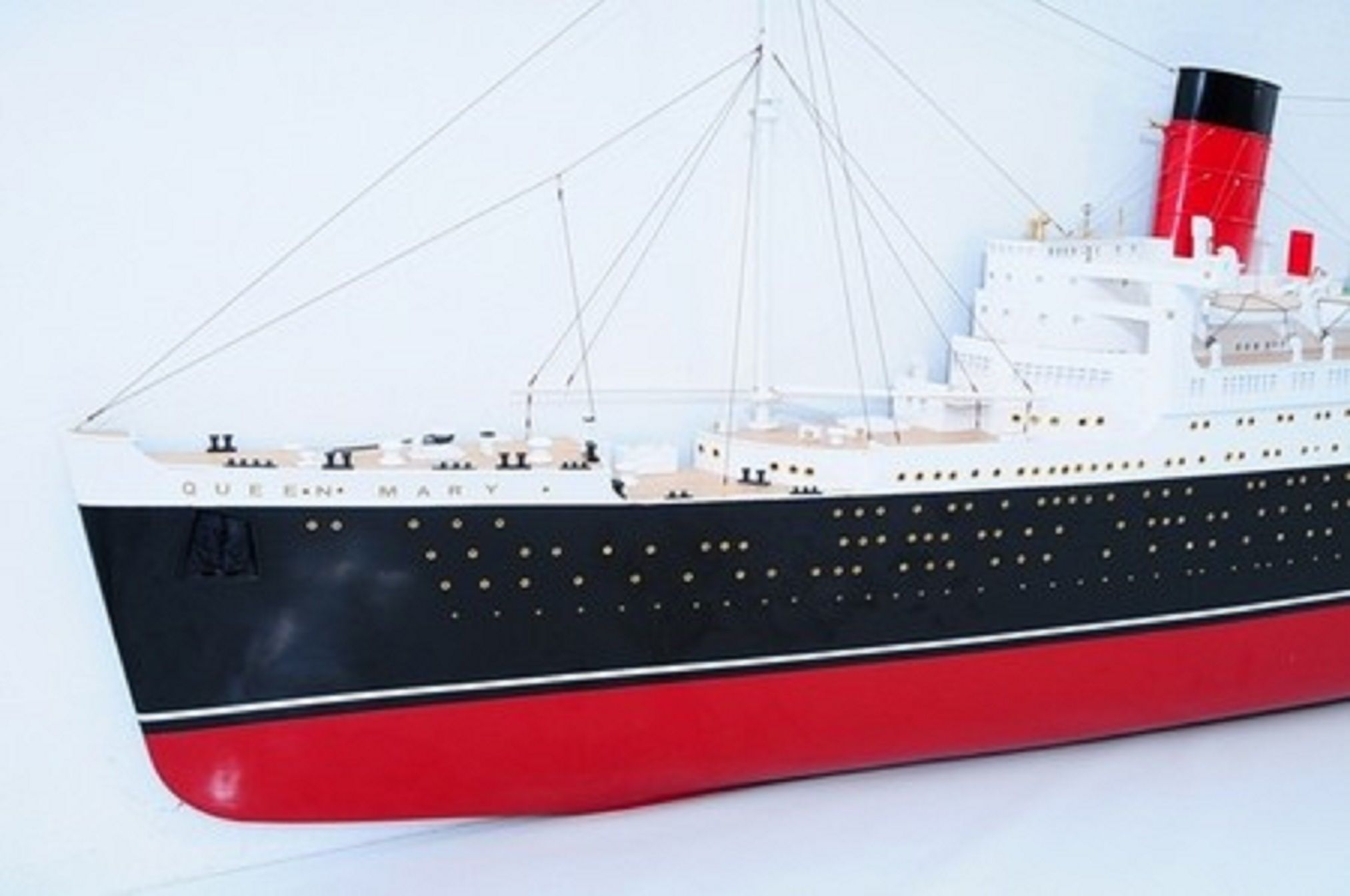 670-7587-RMS-Queen-Mary-Half-Model-Premier-Range