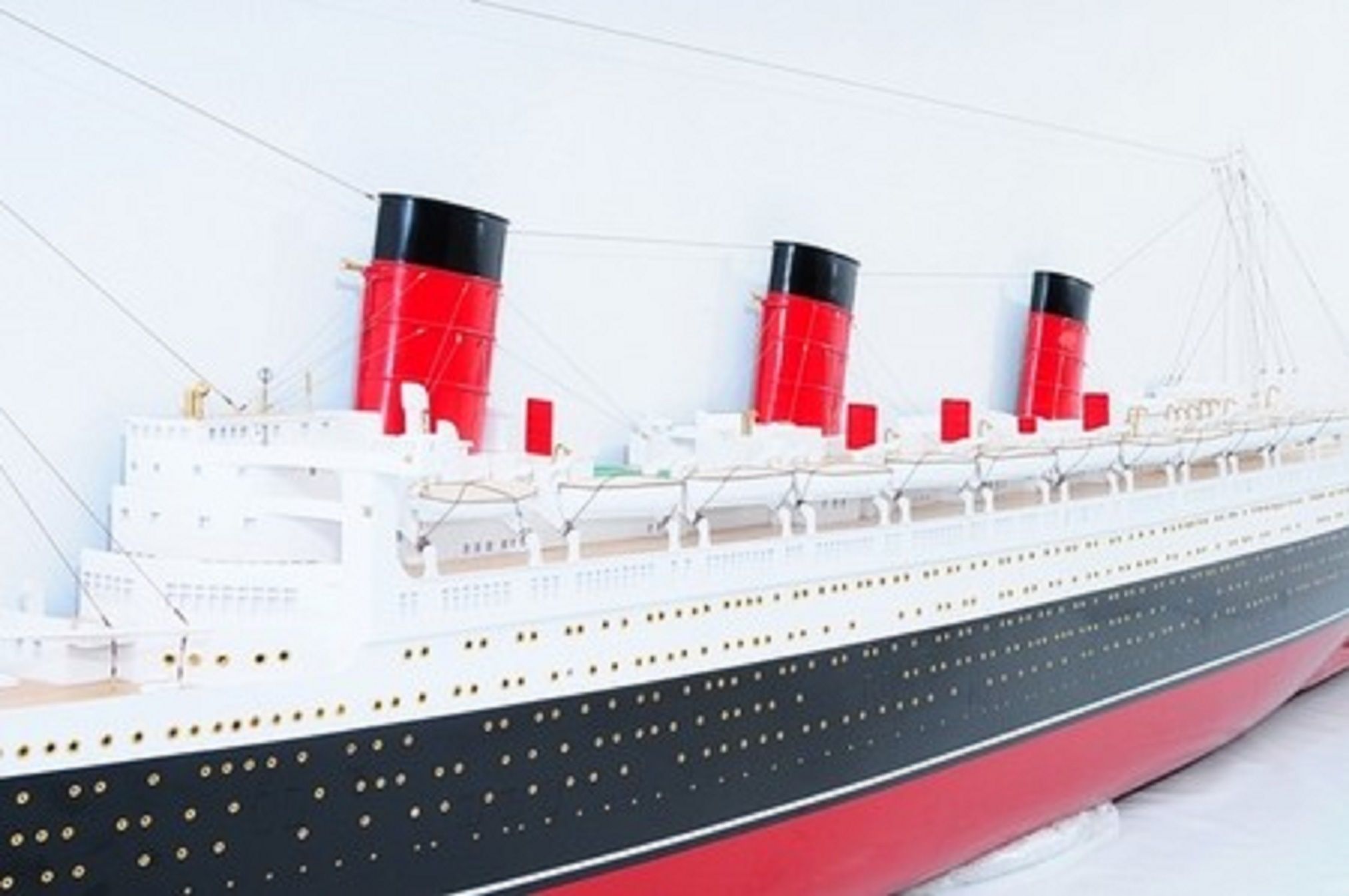 670-7588-RMS-Queen-Mary-Half-Model-Premier-Range