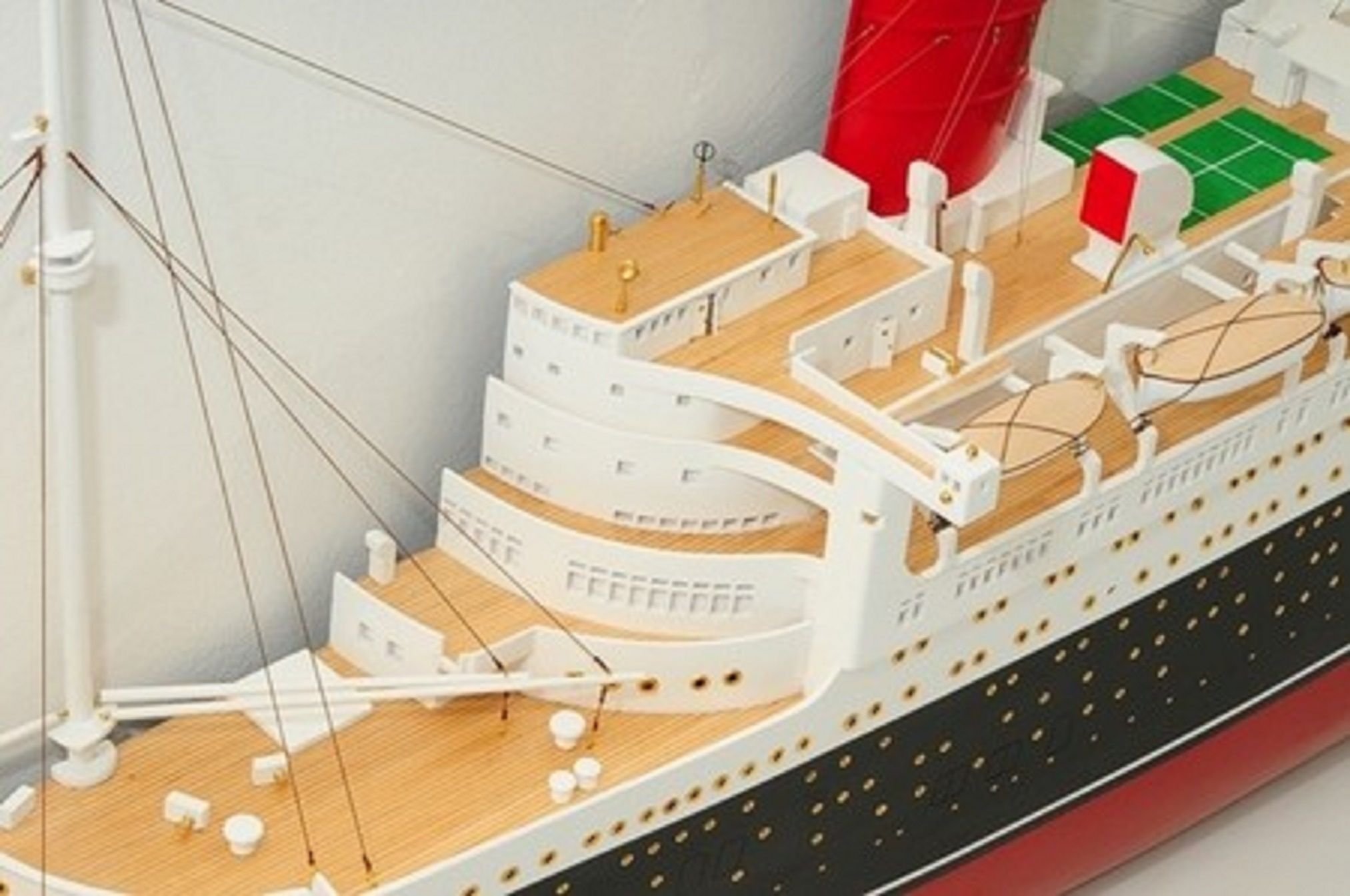 670-7590-RMS-Queen-Mary-Half-Model-Premier-Range