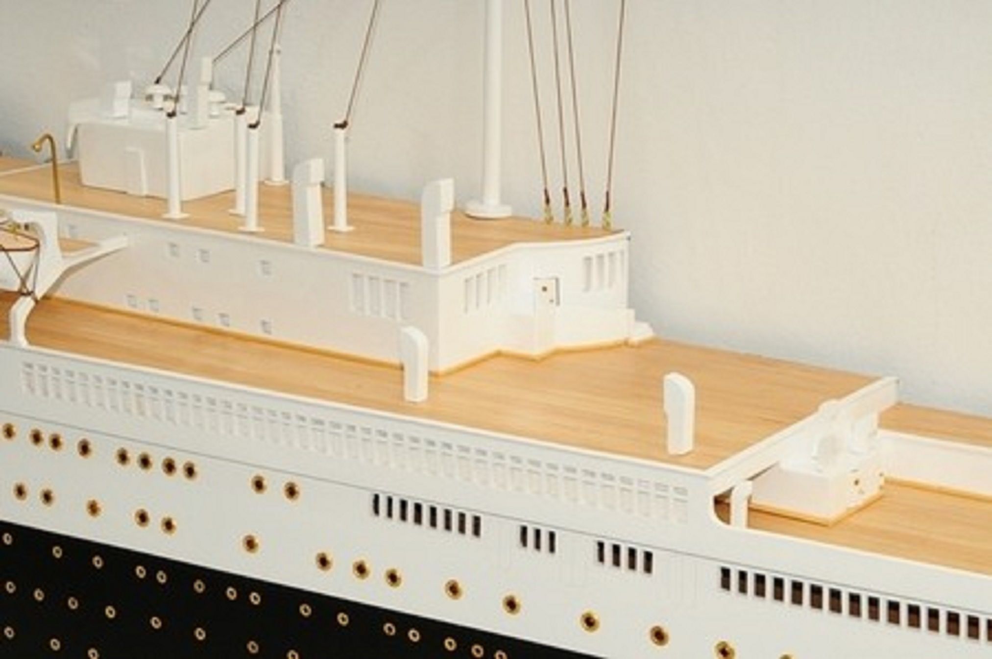 670-7591-RMS-Queen-Mary-Half-Model-Premier-Range