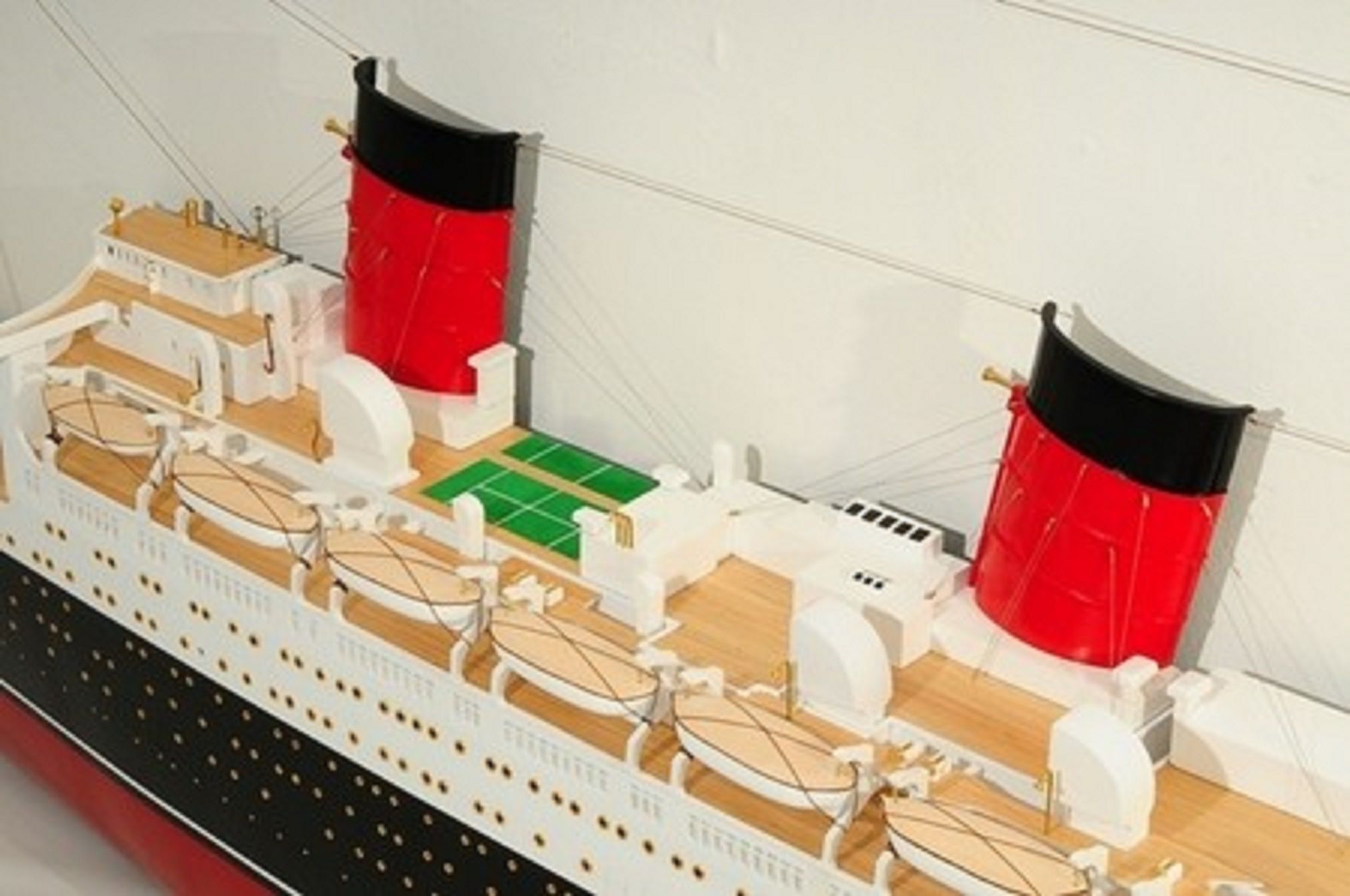670-7592-RMS-Queen-Mary-Half-Model-Premier-Range