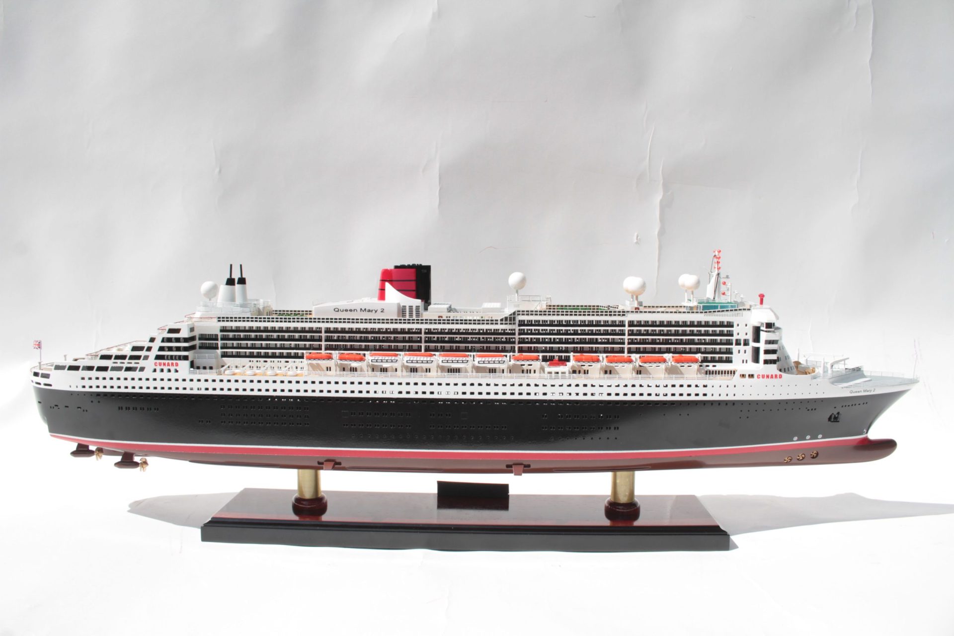 Queen Mary 2 (Special Edition) Display Ship Model - GN